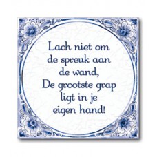 Delfts Blauwe Tegel 39: Lach niet om de spreuk aan de wand